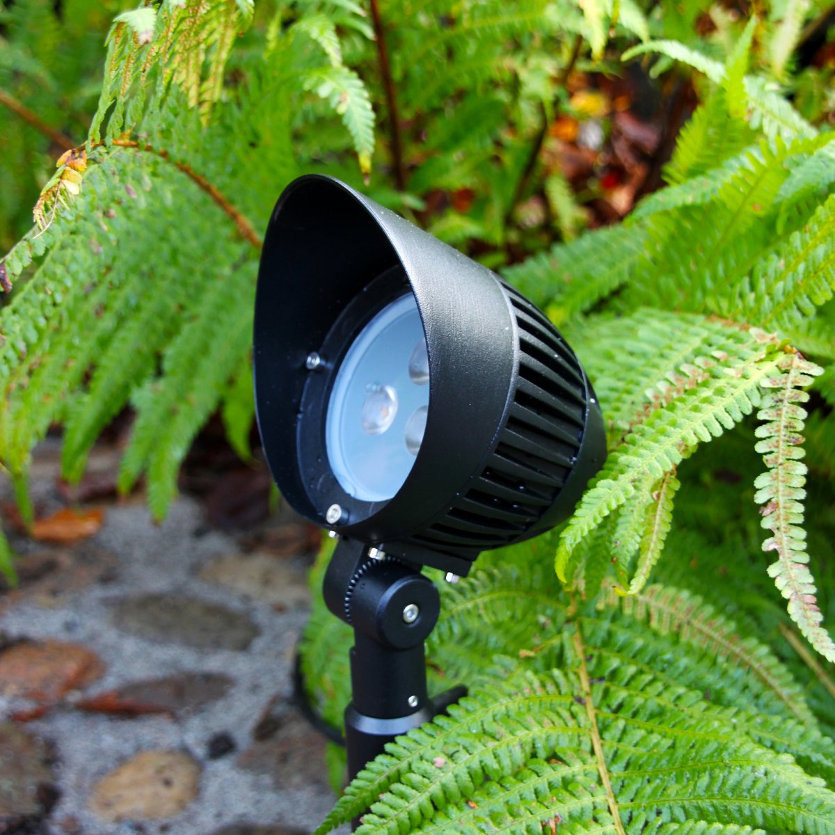 Sirius Noir De Lightson - En raison de l'angle de faisceau &eacute;troit, si vous placez la lampe directement sous un arbre, elle cr&eacute;e une puissante colonne de lumi&egrave;re directement et haut dans l'arbre.