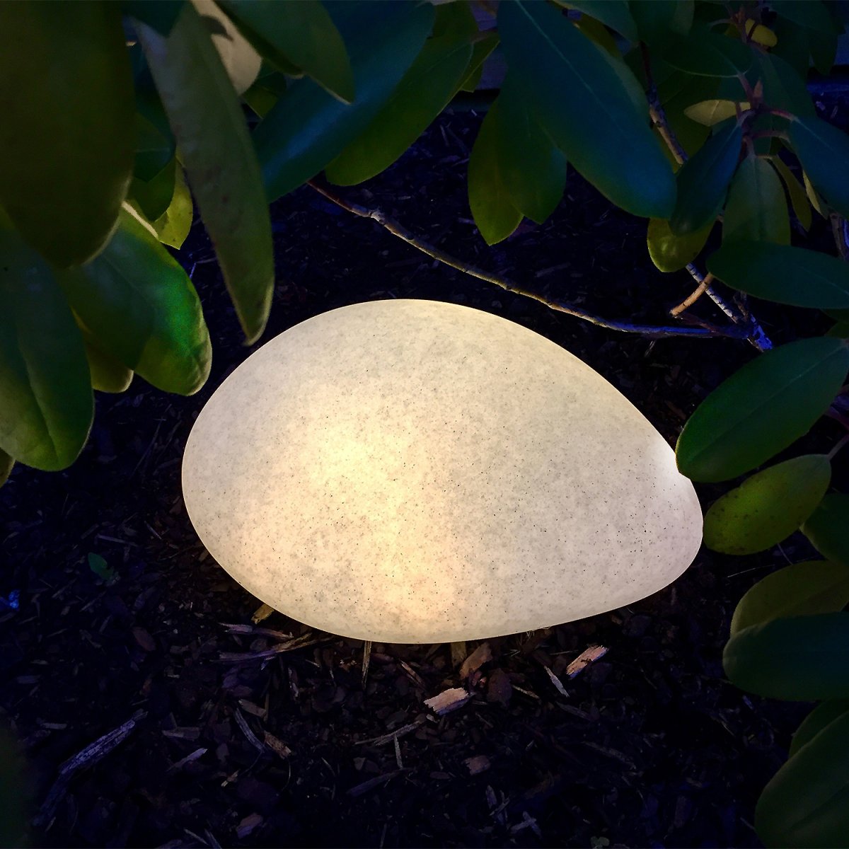 Stone XL Gris De Lightson - Le jour, Stone ressemble à de la vraie pierre avec sa surface tachetée, et la nuit, elle a une lueur blanche chaude qui se répand magnifiquement dans les environs.
