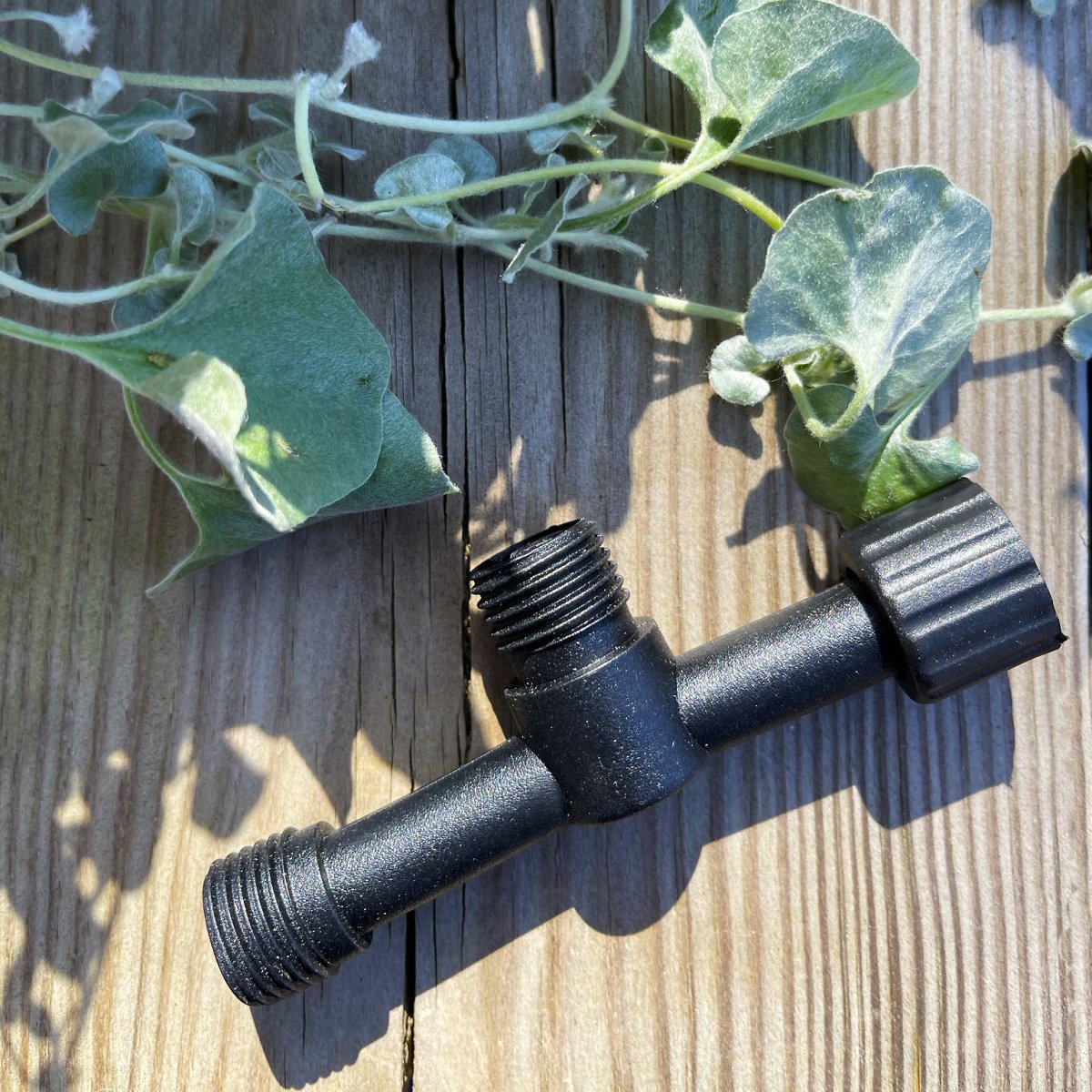 Connecteur En T Noir De Lightson - Avec le connecteur en T, vous avez deux options, par exemple si vous souhaitez installer une lampe puis continuer le câble vers d'autres lampes.