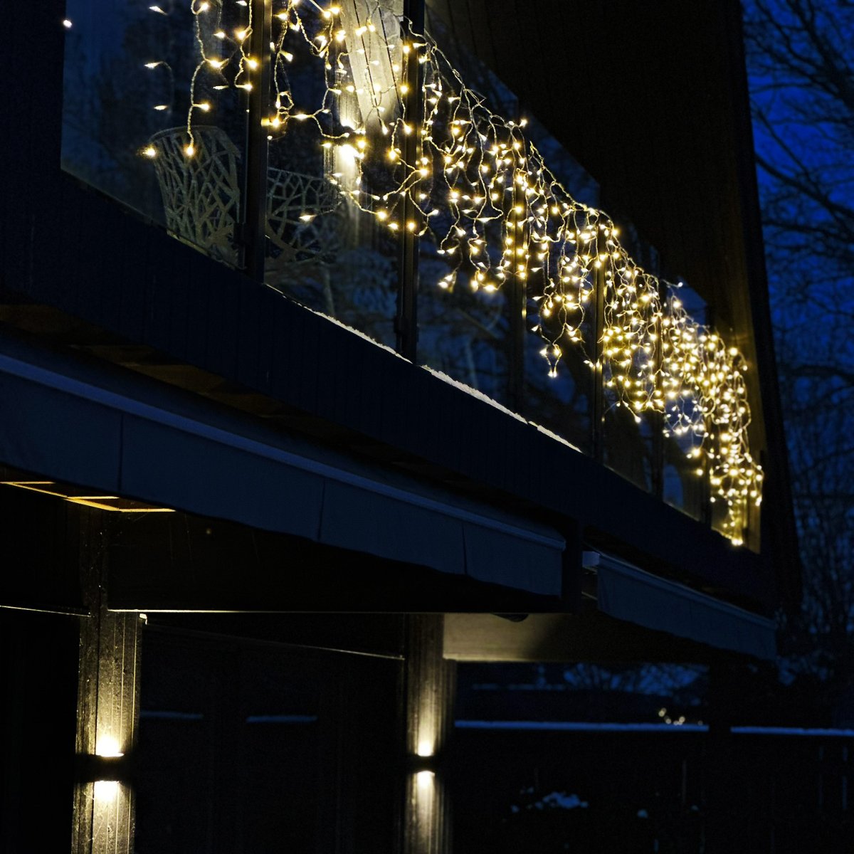 Ice Transparent De Lightson - Avec une longueur totale de 10 m (+ 3 m de c&acirc;ble de d&eacute;marrage), Ice est parfait pour &ecirc;tre plac&eacute; &agrave; l'ombre/sur le toit ; cette cl&ocirc;ture ainsi que le long des cl&ocirc;tures et des murs.