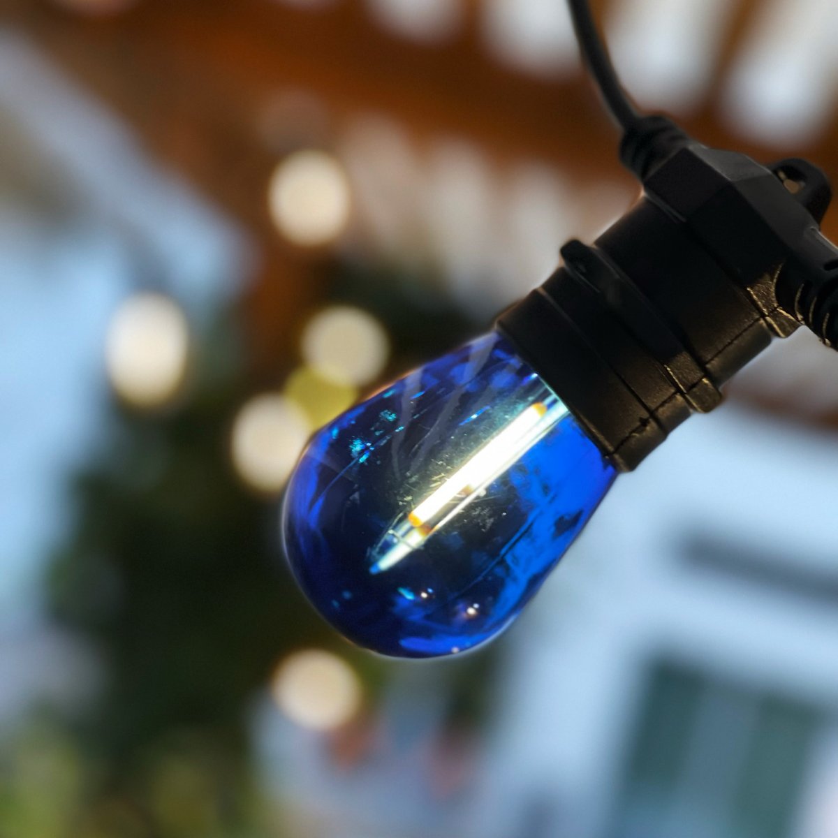 Deco bulb x 5 Bleu De Lightson - Cette ampoule décorative avec un élégant abat-jour bleu et une lumière chaude et douce est parfaite pour un éclairage de fête chaleureux.