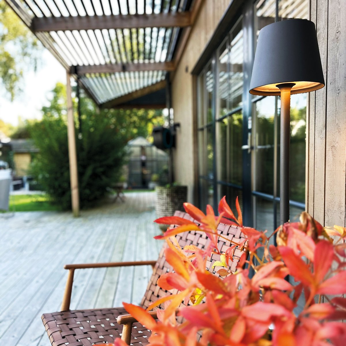 Sofy Gris foncé De Lightson - Avec sa forme &eacute;l&eacute;gante et sa lumi&egrave;re blanche chaude et douce, Sofy devient une source de lumi&egrave;re naturelle id&eacute;ale pour les salons de jardin, les terrasses ou les pergolas.