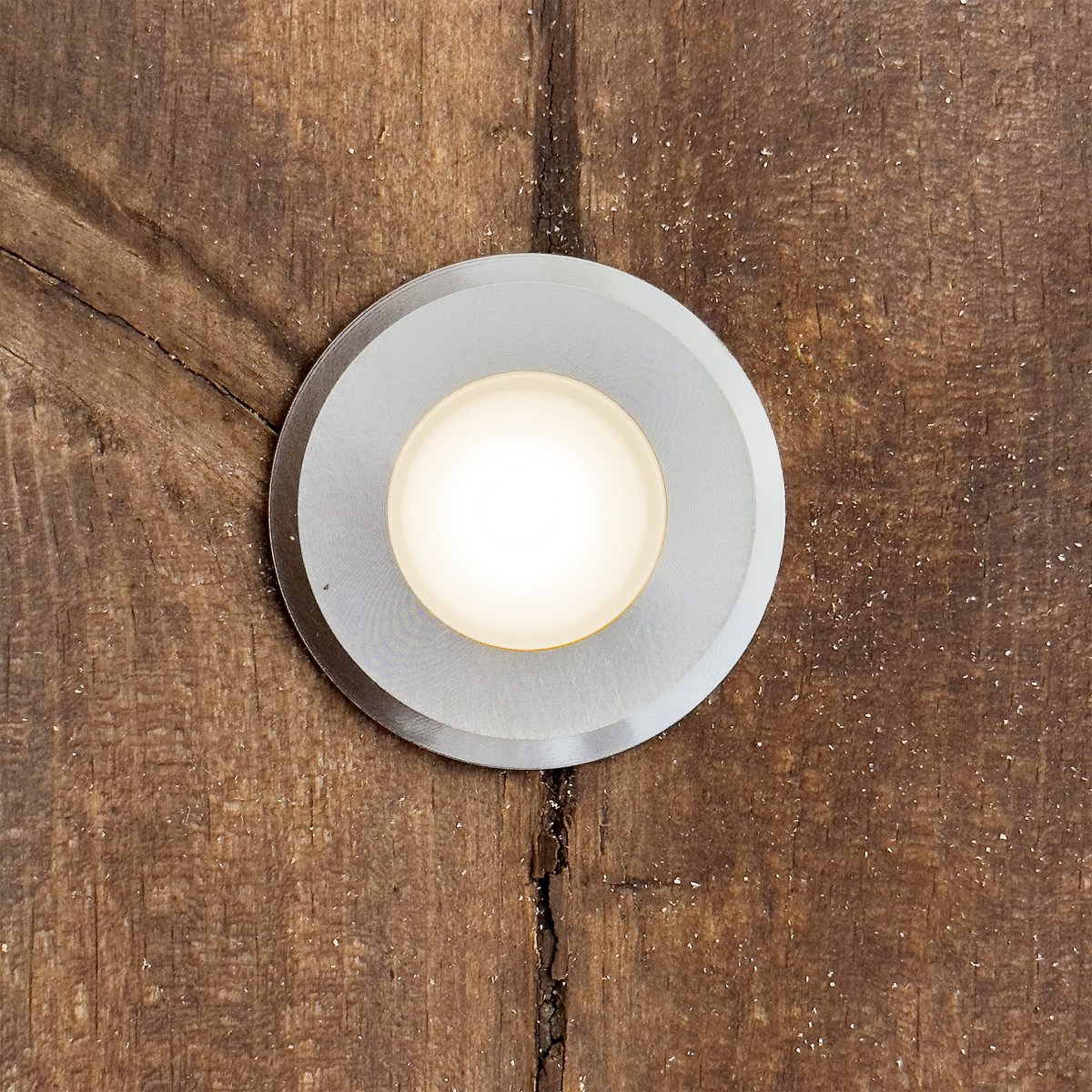 Dexter x5 Argent De Lightson - Gr&acirc;ce &agrave; sa construction robuste en aluminium bross&eacute; et &agrave; son indice de protection IP &eacute;lev&eacute; (&eacute;tanch&eacute;it&eacute;), Dexter se sent aussi &agrave; l'aise sous le soleil br&ucirc;lant de l'&eacute;t&eacute; que sous une &eacute;paisse couche de neige.