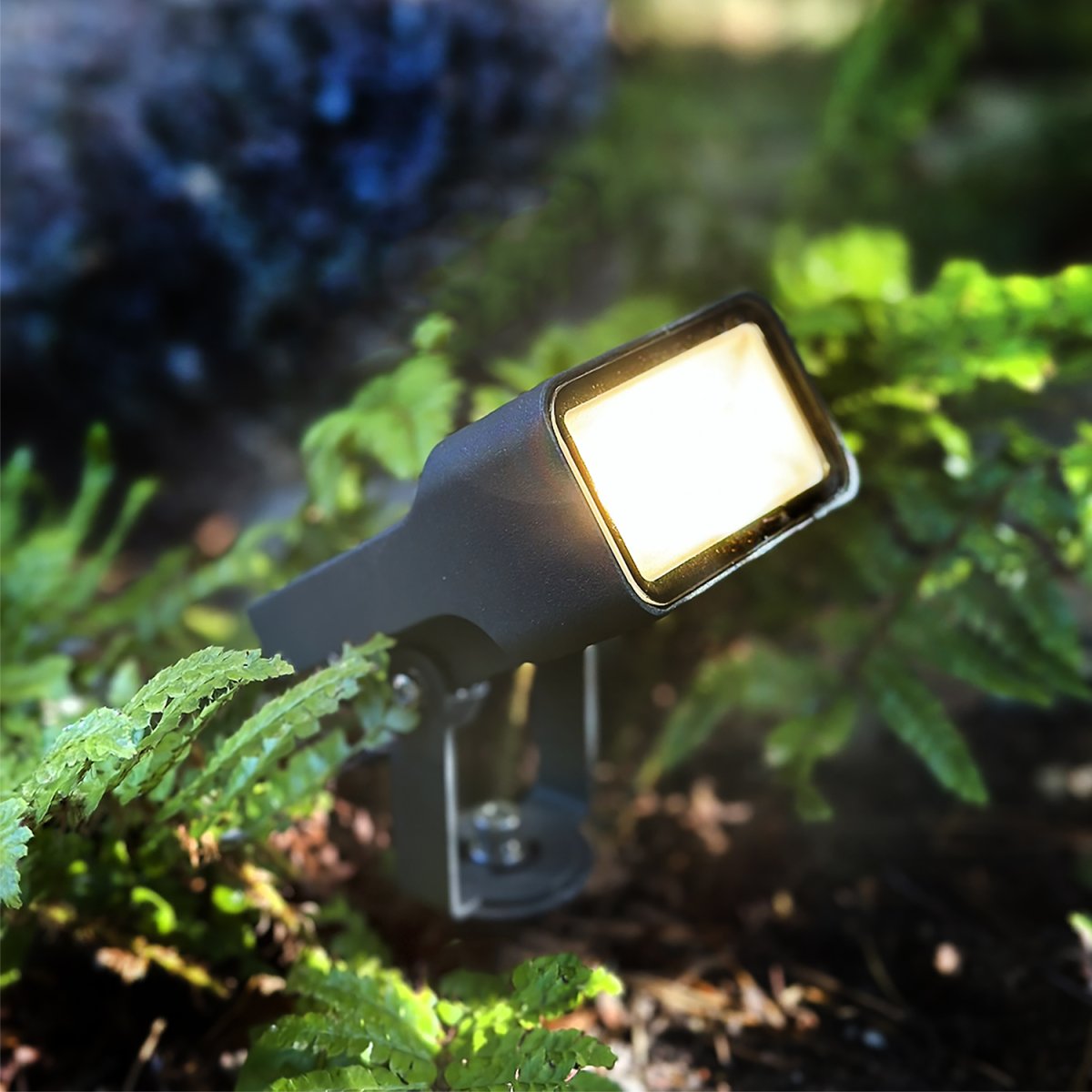 Stella Gris foncé De Lightson - Stella &auml;r en m&ouml;rkgr&aring; markspot i aluminium som med sin bredstr&aring;lande ljusbild skapar en mjuk och j&auml;mn belysning som lyfter fram detaljerna i utemilj&ouml;n.