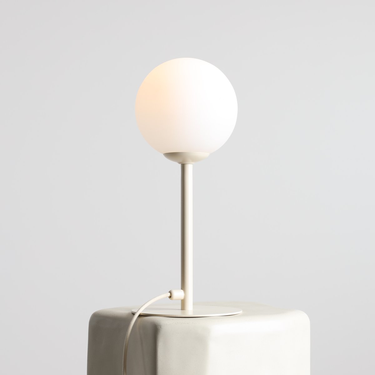 Pinne 35cm Crème lampe de table De Artera - La base fine de la lampe dans un ton crème subtil lui donne un look moderne et est parfaite comme détail décoratif dans le salon, la chambre ou sur le balcon.