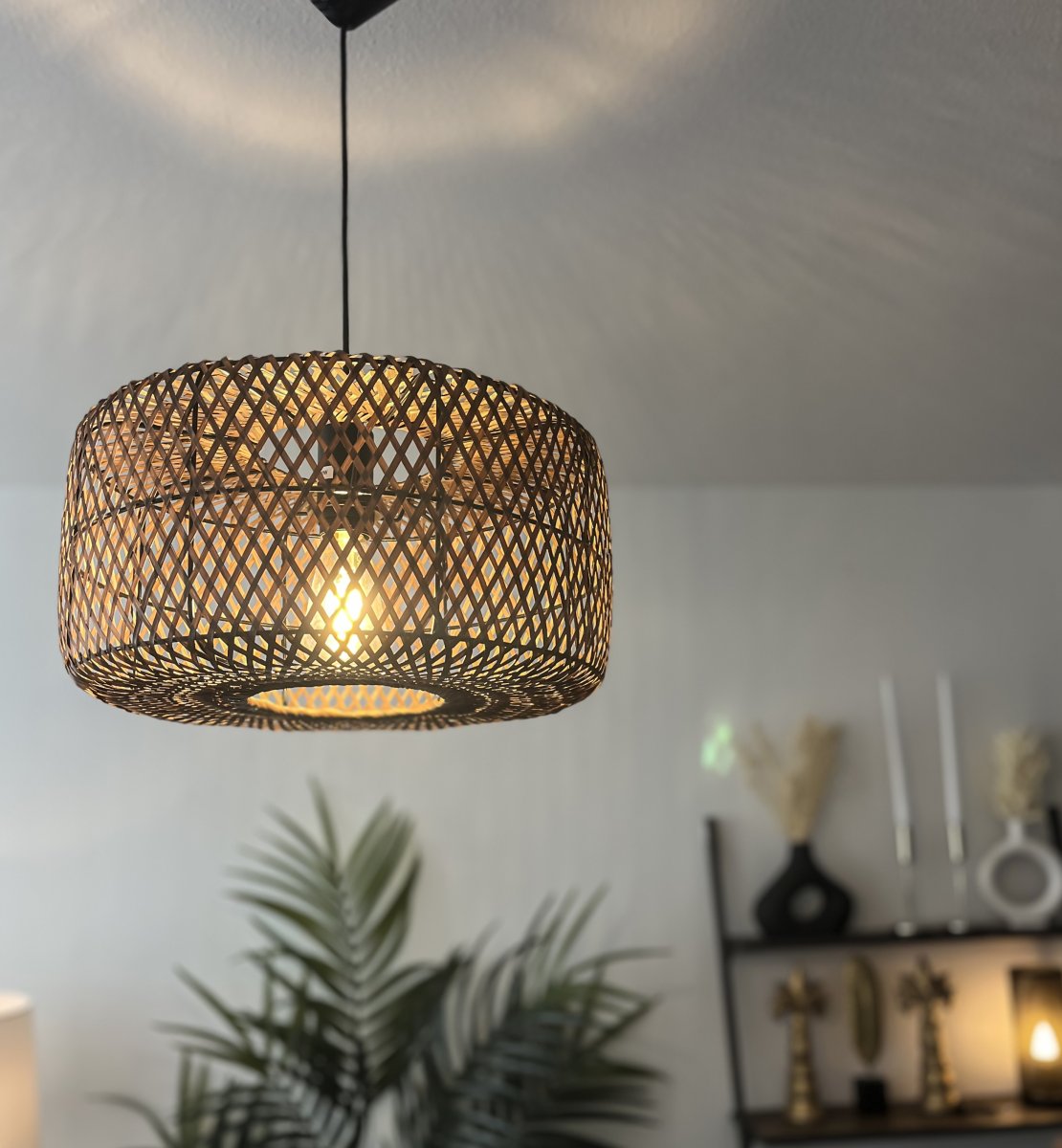 Savanna Ø40 Brun suspension De Aneta Lighting - L'abat-jour en rotin tressé offre une lumière chaleureuse et accueillante dans le salon ou au-dessus de la table de la cuisine.