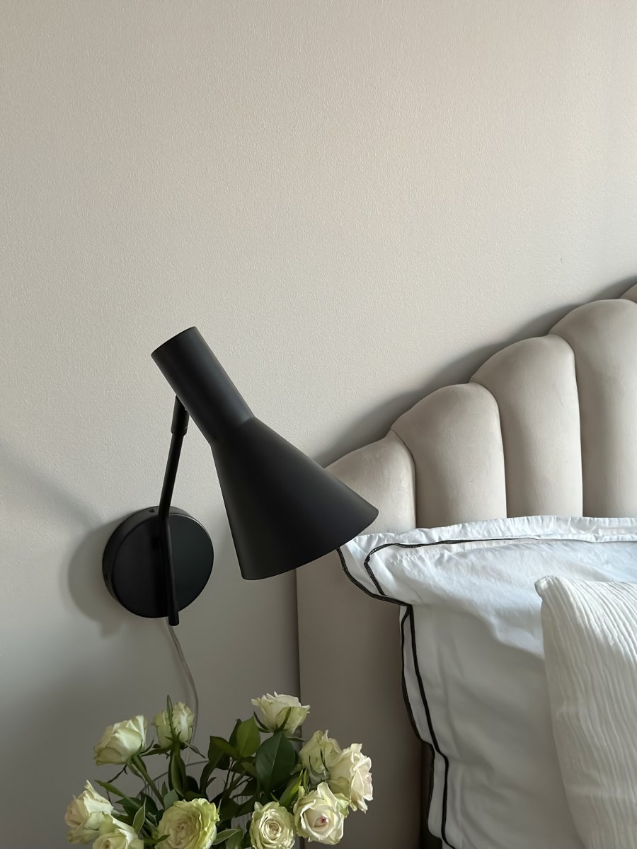 Ceres Noir lampe de lecture De Aneta Lighting - L'applique murale CERES est à la fois pratique et élégante et offre une lumière agréable pour la lecture ou les travaux manuels.