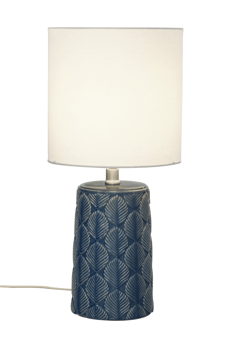 Bodil 47cm Bleu lampe de table De Aneta Lighting - Bodil est une lampe qui, avec son abat-jour blanc crème, fournit non seulement une lumière agréable mais constitue également un détail d'intérieur élégant.