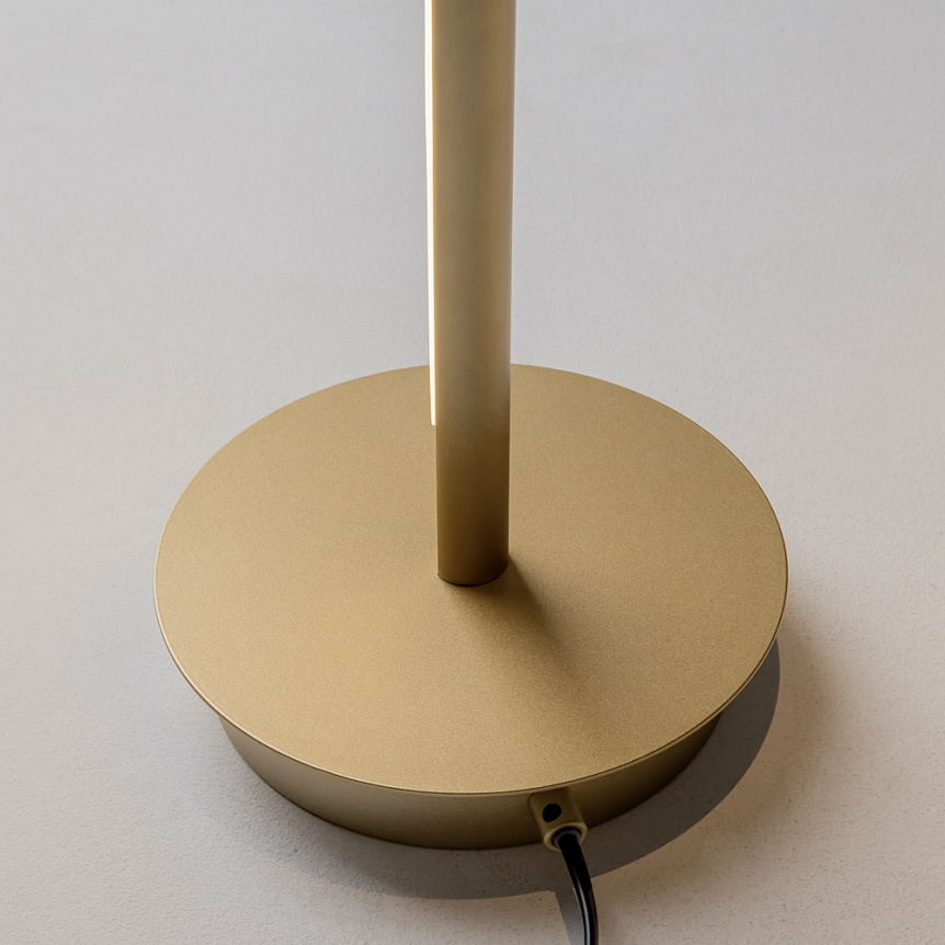 Thin Laiton lampadaire De Maytoni - Il est dot&eacute; d'un projecteur mobile avec une lumi&egrave;re vive, parfait comme lampe de lecture, et d'un variateur tactile pour un contr&ocirc;le facile de la lumi&egrave;re.