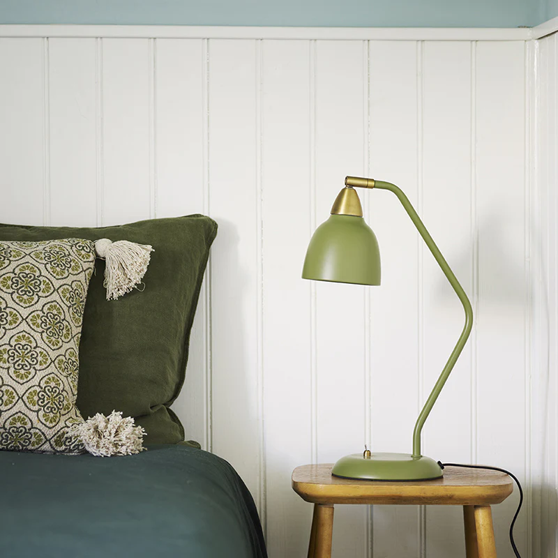 Urban 45cm Vert olive lampe de bureau De Superliving - Embellissez votre lieu de travail avec la lampe de bureau Urban en vert olive mat élégant avec des détails en laiton.