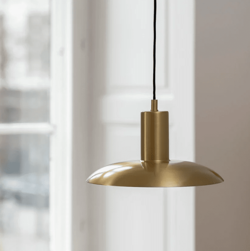 Vega Ø25 Laiton mat suspension De H. Skjalm P - La suspension Vega est une lampe &eacute;l&eacute;gante en laiton mat qui &eacute;met une lumi&egrave;re large et douce, cr&eacute;ant une atmosph&egrave;re chaleureuse et accueillante.