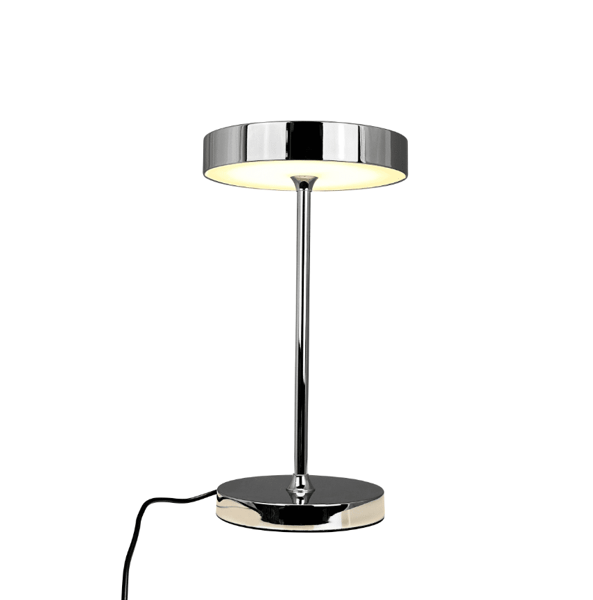 Starlight 25cm Chrome lampe de table De Dyberg Larsen - Med inbyggd LED och tre ljusstyrkor, som dimras med 3-stegsdimmern p&aring; lamphuvudet, anpassar den sig enkelt efter olika behov &ndash; fr&aring;n st&auml;mningsfullt sken till fokuserat ljus.