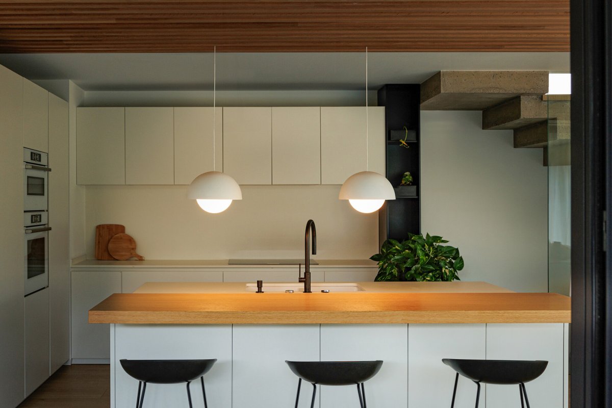 Marisol Ø30 Blanc suspension De Faro Barcelona - Avec sa finition blanche, Marisol s'int&egrave;gre parfaitement &agrave; tous les int&eacute;rieurs, de la cuisine au salon, en passant par le couloir et la salle &agrave; manger.