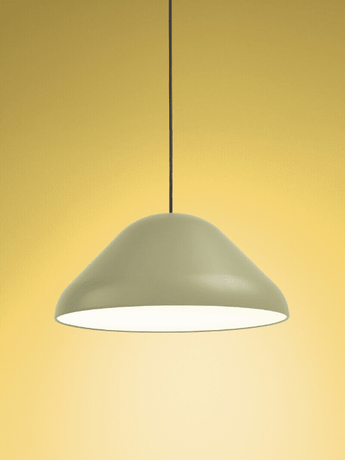 Enna Ø43 Vert suspension De Airam - La grande lampe suspendue ronde en m&eacute;tal dans un ton vert mat s'int&egrave;gre dans de nombreux styles d'int&eacute;rieur et convient &eacute;galement comme lampe de table &agrave; manger.