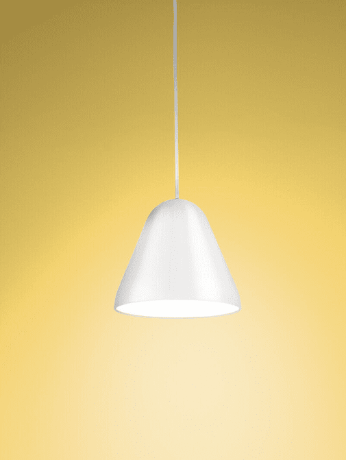 Enna Ø22 Blanc suspension De Airam - Sa forme arrondie lui confère une allure douce et moderne, tandis que le diffuseur situé sous l'abat-jour répartit la lumière de façon homogène et chaleureuse dans toute la pièce.