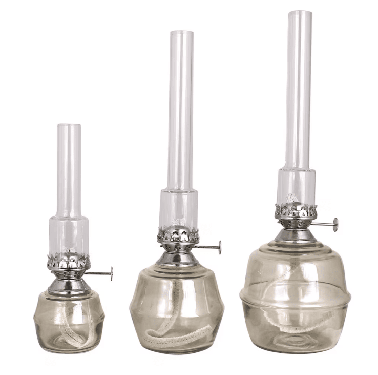 Kerosene Lamp Majken Big Gris De Strömshaga - Grande lampe &agrave; p&eacute;trole en verre teint&eacute; gris, qui cr&eacute;e une belle teinte tout en conservant une surface transparente.