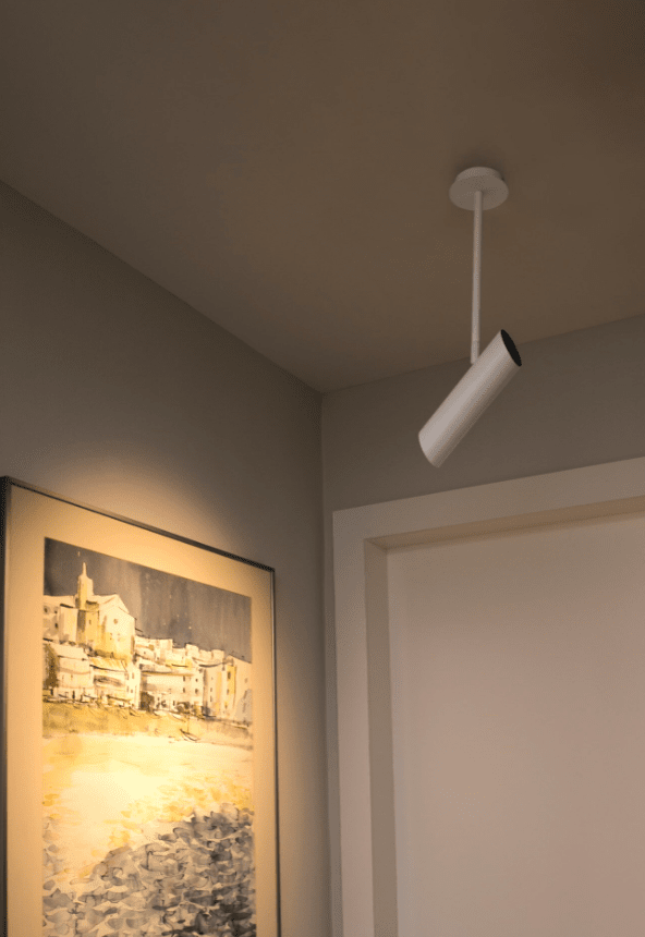 Link Blanc spot De Faro Barcelona - Le design &eacute;l&eacute;gant allie esth&eacute;tique et fonctionnalit&eacute;, faisant de la lampe le choix parfait pour les int&eacute;rieurs modernes.