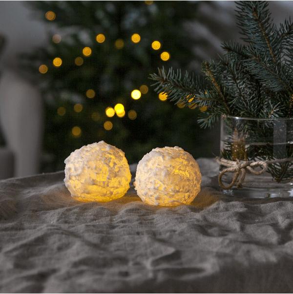 LED Bougie Snowball Blanc De Star Trading - Bougies en cire en pack de 2 en forme de boule de neige qui brillent d'un blanc chaud.