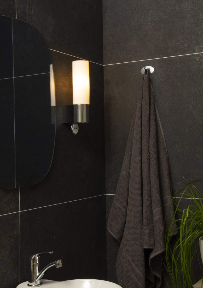 Cosenza 25cm Chrome lampe de salle de bain De Aneta Lighting - Une prise pratique situ&eacute;e en bas permet de connecter par exemple un s&egrave;che-cheveux et un rasoir.