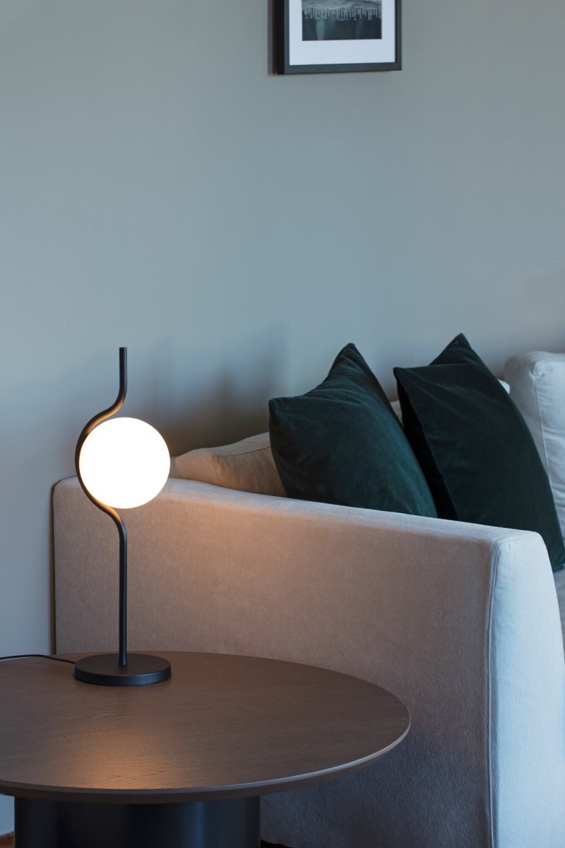Le Vita 58cm Noir lampe de table De Faro Barcelona - Cette lampe de table associe un abat-jour rond en verre &agrave; une structure m&eacute;tallique fine et &eacute;l&eacute;gante pour un look l&eacute;ger et moderne.