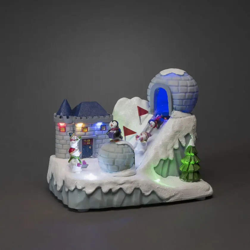 Décoration De Noël Mécanique Avec Piste De Ski Multicolore De Konstsmide - Avec des personnages joyeux, des batailles de boules de neige, de la luge et un igloo, il cr&eacute;e une aventure hivernale pleine de mouvement, 8 lumi&egrave;res LED lumineuses et 8 chants de No&euml;l atmosph&eacute;riques.