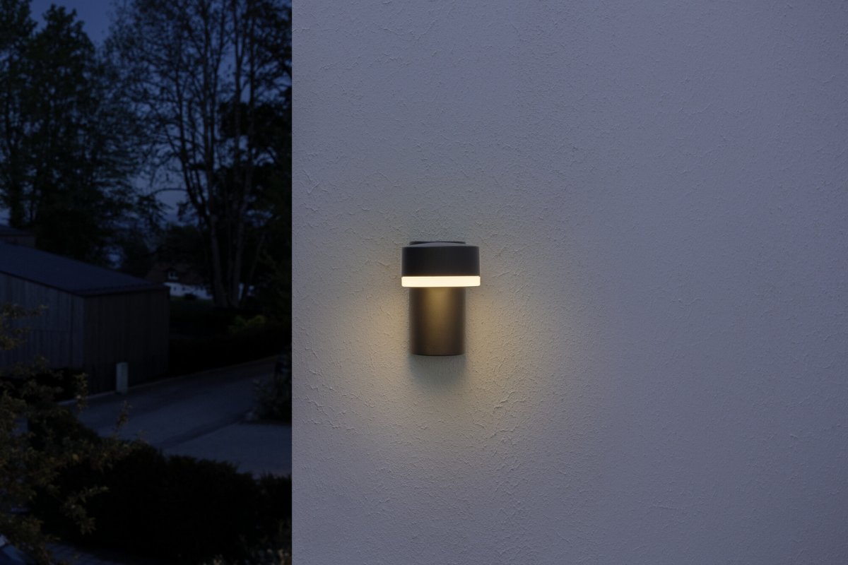 Spot Gris foncé lampe d’extérieur De Ledvance - Den minimalistiska designen g&ouml;r att Spot passar perfekt f&ouml;r b&aring;de moderna och klassiska utemilj&ouml;er, vilket ger ett effektivt och riktat ljus.