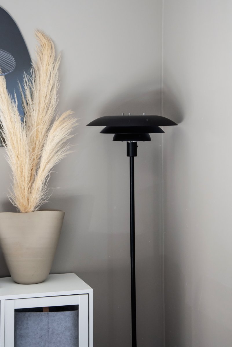 Epsilon Noir lampadaire De Aneta Lighting - Le lampadaire Epsilon pr&eacute;sente un design classique avec des abat-jour en m&eacute;tal noir sur trois niveaux qui diffusent agr&eacute;ablement la lumi&egrave;re et &eacute;vitent l'&eacute;blouissement.