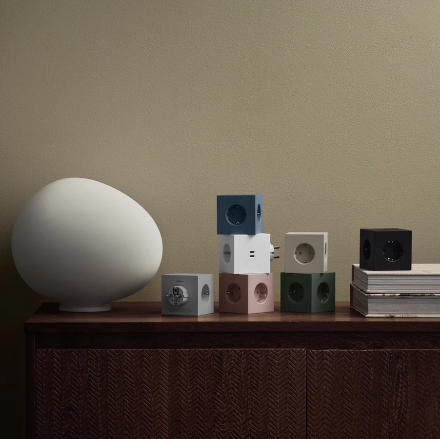 Square 2 Socket extender with 30W Dual USBC Rose De Avolt - Rallonge de prise d'Avolt au design &eacute;l&eacute;gant avec un cube en plastique recycl&eacute; et une plaque magn&eacute;tique sur le fond pour l'accrocher au mur.