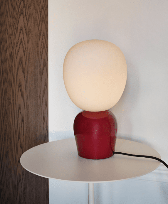 Buddy 34cm Bourgogne lampe de table De Belid - Gr&acirc;ce &agrave; sa lumi&egrave;re douce et son design raffin&eacute;, Buddy s'int&egrave;gre harmonieusement dans tous les int&eacute;rieurs &ndash; une lampe qui apportera lumi&egrave;re et caract&egrave;re pour des g&eacute;n&eacute;rations.
