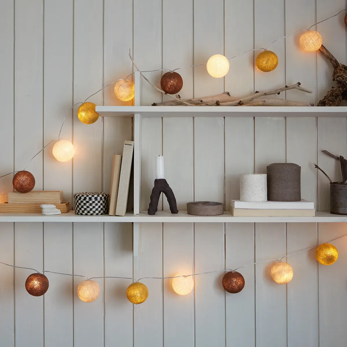 Irislights Biscotti 20-lights Brun De Irislights - Les guirlandes lumineuses Biscotti du fabricant su&eacute;dois Irislights sont des guirlandes LED fabriqu&eacute;es avec des boules de coton, de la colle &eacute;cologique et du fil peint &agrave; la main.