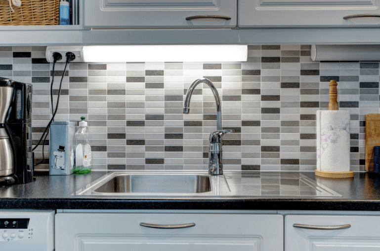 Handy Prise Murale 110cm Blanc De Airam - Le t&eacute;l&eacute;phone peut &ecirc;tre mont&eacute; droit ou &agrave; un angle de 45&deg; sur la surface.