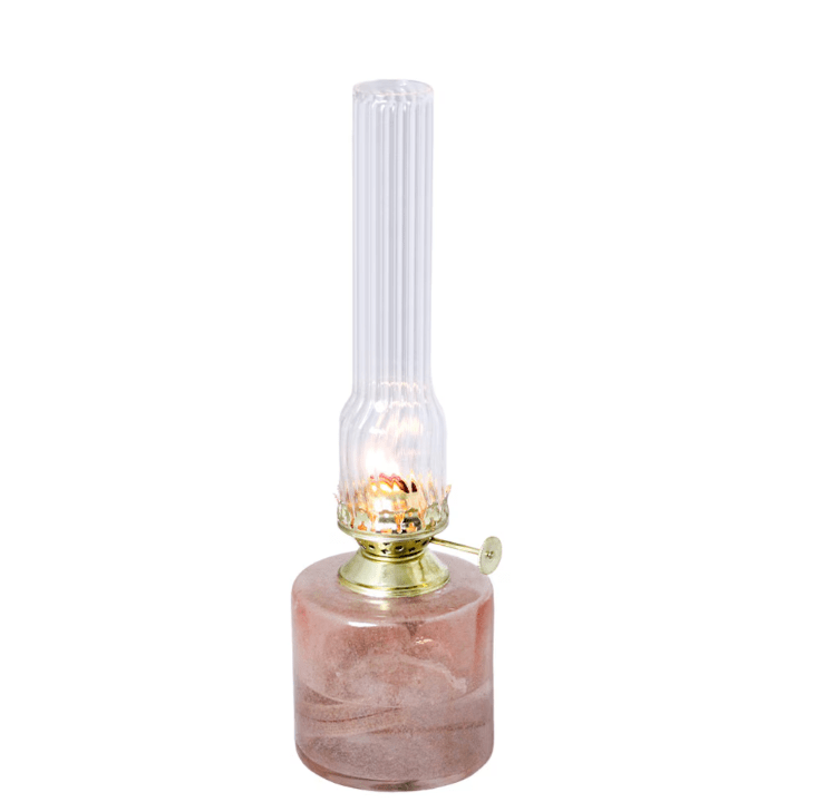 Kerosene lamp elvira small Rose De Strömshaga - La lampe est fabriqu&eacute;e &agrave; partir de 50 &agrave; 60 % de verre recycl&eacute; et s'adapte &agrave; la m&egrave;che num&eacute;ro d'article 116210 et aux br&ucirc;leurs num&eacute;rot&eacute;s 139420G ou 121800G.