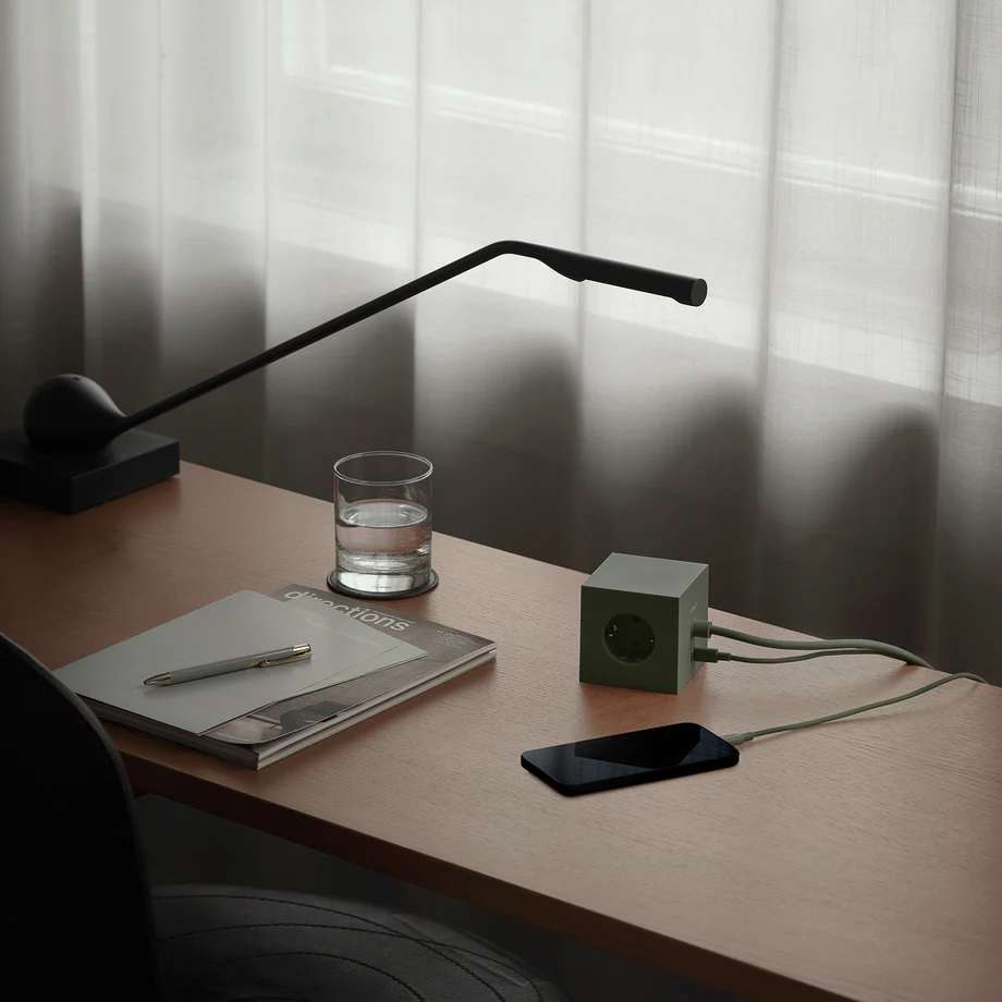 Square 1 with 30W Dual USBC & Magnetic base, 3m Vert De Avolt - Multiprise au design &eacute;l&eacute;gant d'Avolt avec un long c&acirc;ble en PVC, un cube en plastique recycl&eacute; et une plaque magn&eacute;tique sur le fond pour l'accrocher au mur.