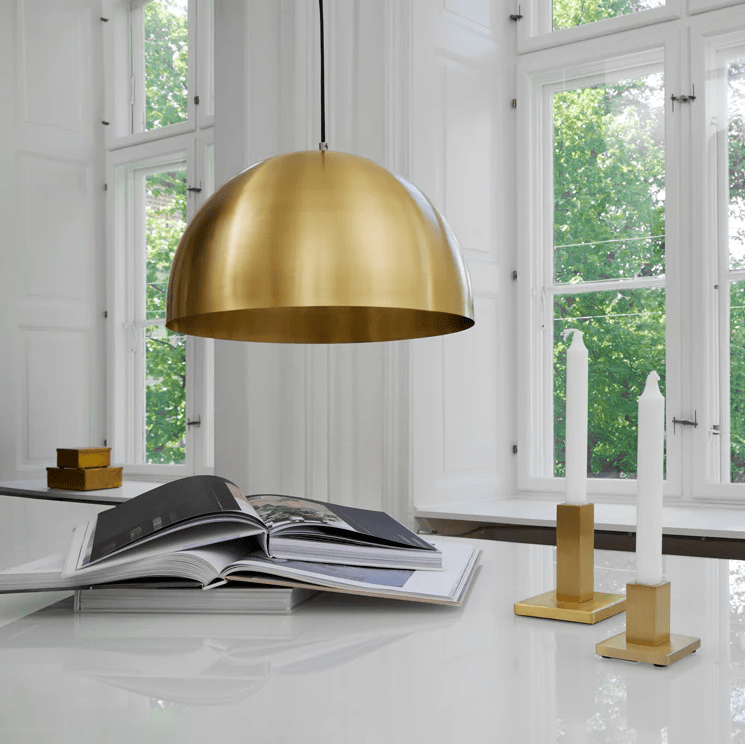 Grand Ø40 Laiton brut suspension De H. Skjalm P - La finition dorée de la lampe ajoute une touche élégante et accrocheuse à votre maison et s'intègre parfaitement au-dessus de la table à manger.