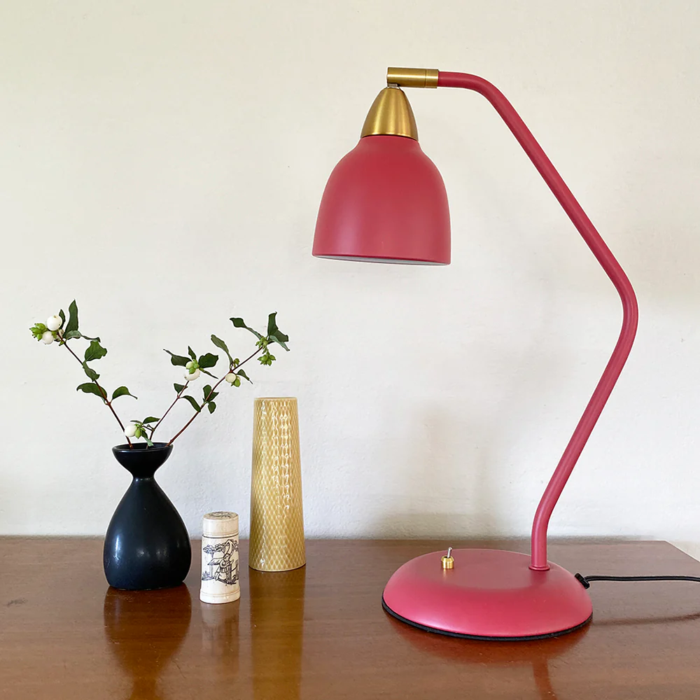 Urban 45cm ROUGE lampe de bureau De Superliving - Embellissez votre lieu de travail avec la lampe de bureau Urban en rouge framboise mat &eacute;l&eacute;gant avec des d&eacute;tails en laiton.
