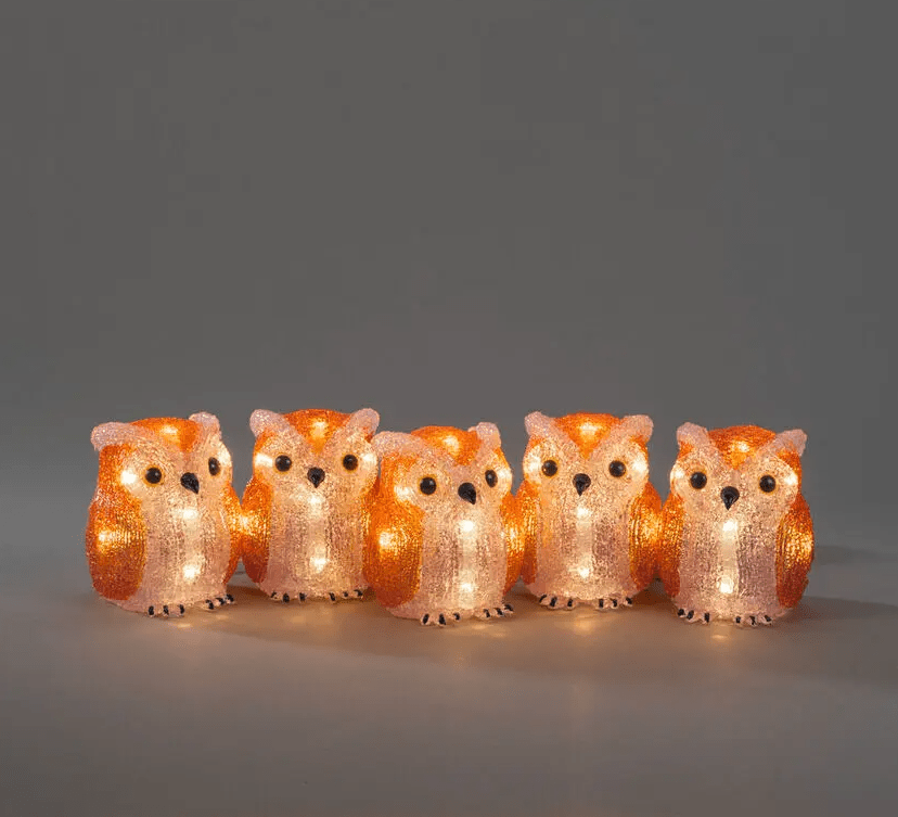 Famille De Chouettes 40 LED Orange De Konstsmide - Avec un espace d'un m&egrave;tre entre les hiboux, la lumi&egrave;re est parfaitement diffus&eacute;e, et le c&acirc;ble transparent et discret s'int&egrave;gre harmonieusement &agrave; l'environnement.