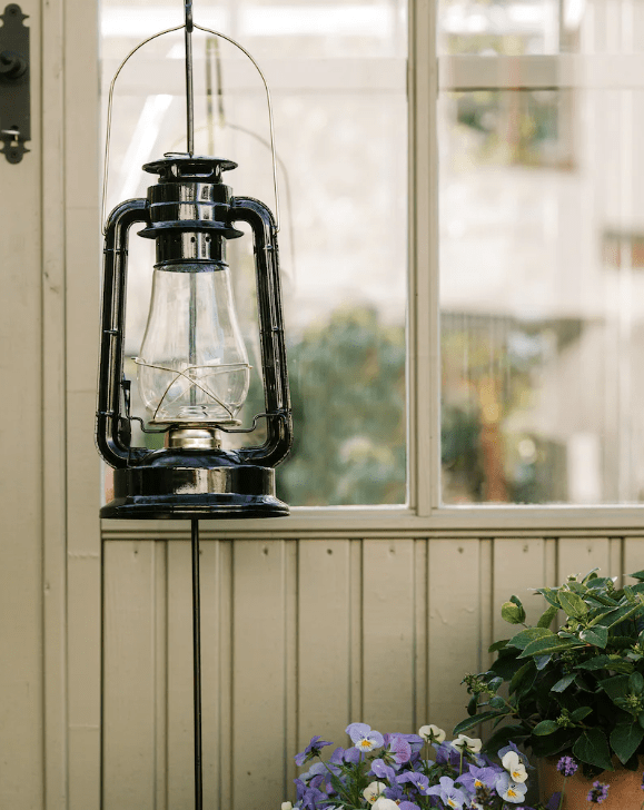 Storm Lantern big Noir De Strömshaga - Une lampe &agrave; p&eacute;trole au design classique qui constitue un beau d&eacute;tail int&eacute;rieur et diffuse une belle lumi&egrave;re &agrave; l'int&eacute;rieur comme &agrave; l'ext&eacute;rieur.