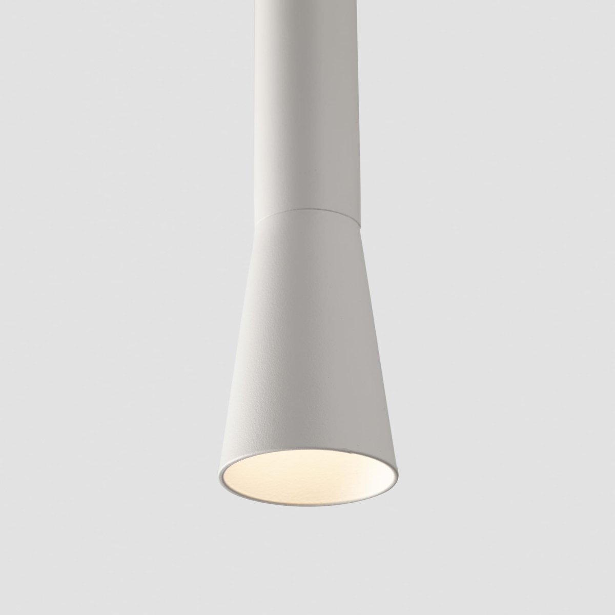 Nina Ø4 Blanc suspension De Faro Barcelona - Nina est une suspension blanche &agrave; technologie LED int&eacute;gr&eacute;e au design &eacute;l&eacute;gant et minimaliste.