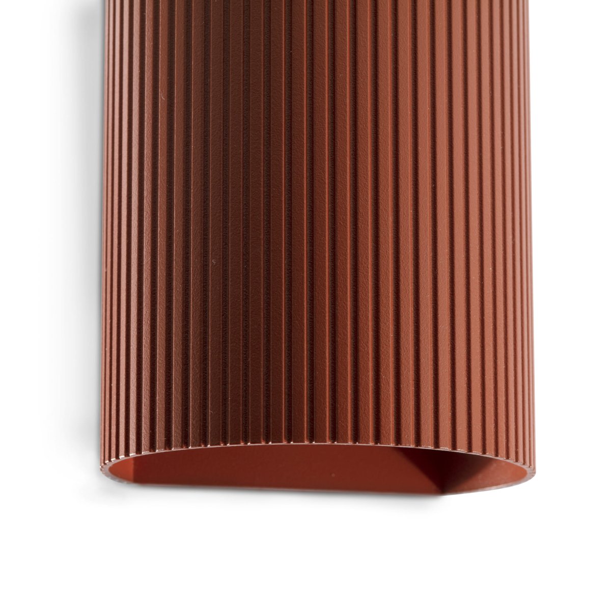 Sole 10cm Terre cuite cannelée applique murale De Faro Barcelona - Sole est une applique murale compacte en terre cuite &agrave; la surface nervur&eacute;e qui apporte une &eacute;l&eacute;gance subtile &agrave; tout espace.