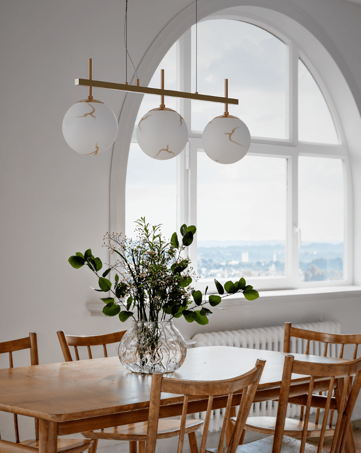 Bellagio 82cm Laiton suspension De By Rydéns - Avec son verre marbr&eacute; et ses &eacute;l&eacute;gants d&eacute;tails en laiton, elle apporte une touche exclusive et intemporelle &agrave; votre int&eacute;rieur.