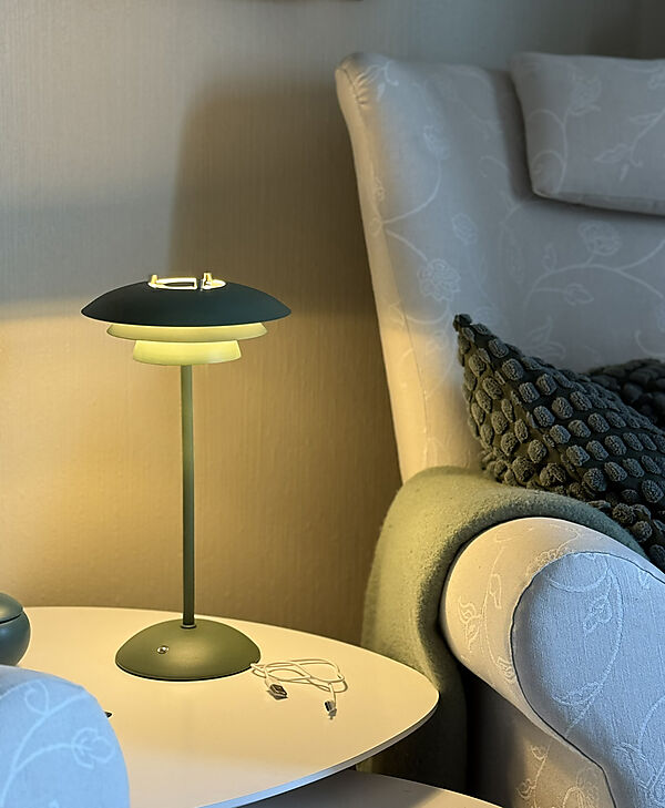 Epsilon 37cm Vert portable De Aneta Lighting - Epsilon est une &eacute;l&eacute;gante lampe de table d'int&eacute;rieur portable au design intemporel, dot&eacute;e d'un variateur tactile discr&egrave;tement fix&eacute; sur sa base.