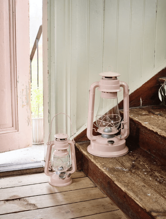 Storm Lantern big Rose De Strömshaga - Une lanterne au design classique qui constitue un beau d&eacute;tail int&eacute;rieur et diffuse une belle lumi&egrave;re &agrave; l'int&eacute;rieur comme &agrave; l'ext&eacute;rieur.