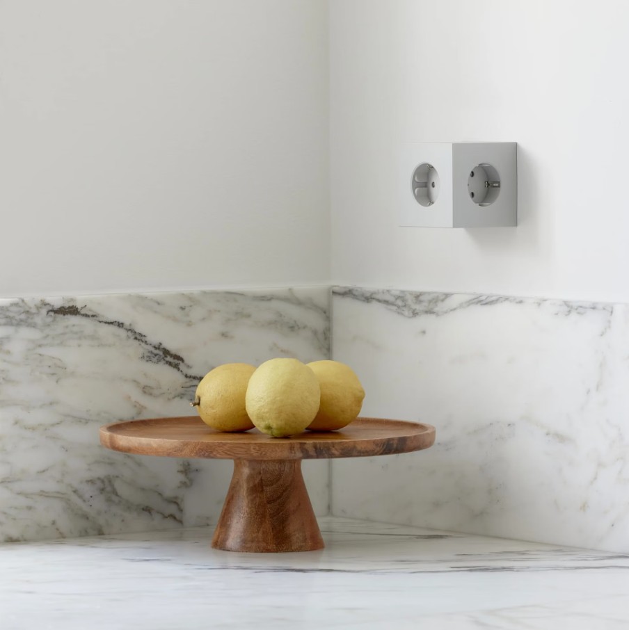 Square 2 Socket extender with 30W Dual USBC Gris De Avolt - Rallonge de prise d'Avolt au design &eacute;l&eacute;gant avec un cube en plastique recycl&eacute; et une plaque magn&eacute;tique sur le fond pour l'accrocher au mur.