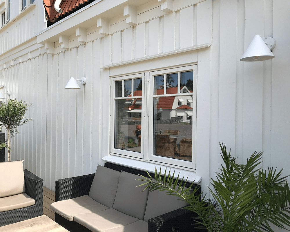 Tratt Blanc lampe d’extérieur De Westal - Le panneau arrière est équipé de deux entrées et sorties et d'un bornier à connexion rapide pour une installation facile.