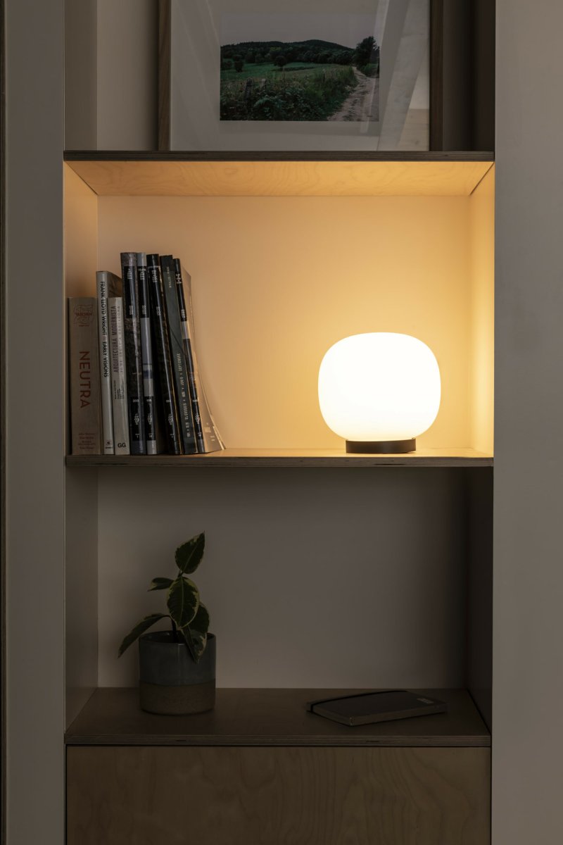 Amelia 22cm Blanc lampe de table De Faro Barcelona - Son diffuseur arrondi diffuse une lumi&egrave;re agr&eacute;able et non &eacute;blouissante, cr&eacute;ant une atmosph&egrave;re chaleureuse et accueillante.