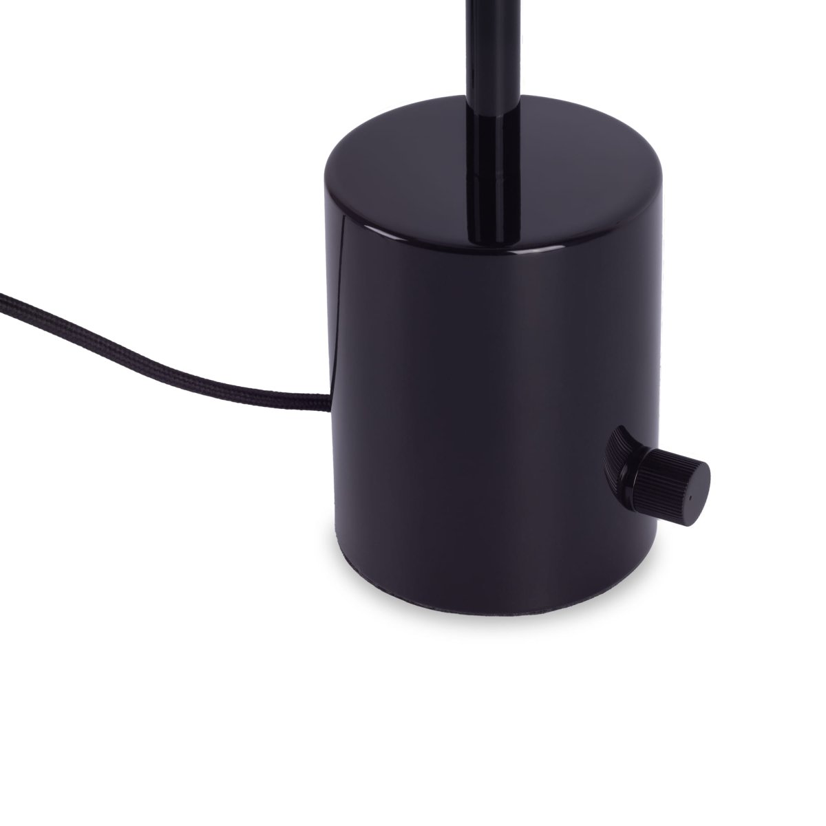 Hoshi 40cm Noir lampe de table De Faro Barcelona - Hoshi est une lampe design &agrave; la silhouette &eacute;pur&eacute;e, dot&eacute;e d'une base robuste et d'une LED int&eacute;gr&eacute;e (12 W, 2700 K) qui diffuse une lumi&egrave;re chaude et agr&eacute;able.