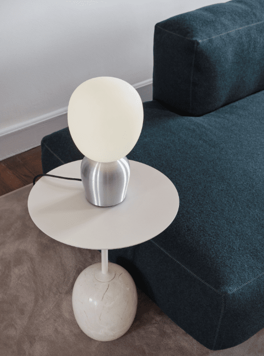 Buddy 34cm aluminium poli lampe de table De Belid - Gr&acirc;ce &agrave; sa lumi&egrave;re douce et son design raffin&eacute;, Buddy s'int&egrave;gre harmonieusement dans tous les int&eacute;rieurs &ndash; une lampe qui apportera lumi&egrave;re et caract&egrave;re pour des g&eacute;n&eacute;rations.