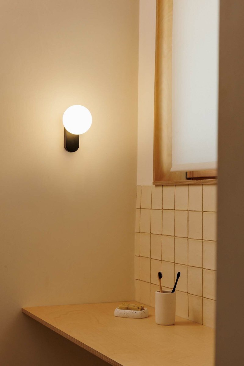 Mabe 16cm Noir lampe de salle de bain De Faro Barcelona - Grâce à son indice de protection IP44, elle résiste à l'humidité et est idéale pour les salles de bains.