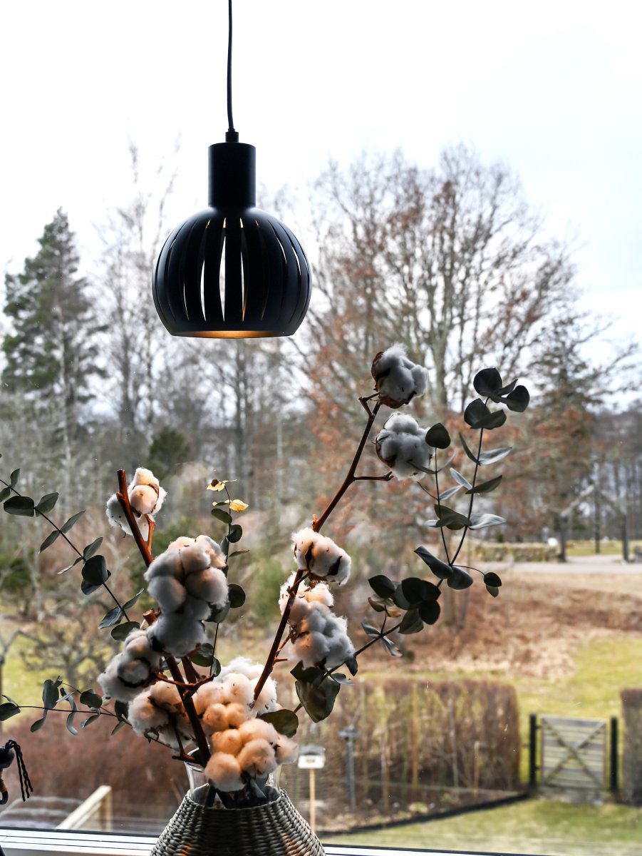Grafika Ø15 Noir lampe de fenêtre De Aneta Lighting - GRAFIKA est une petite suspension avec un c&acirc;ble de 4 m de long, une prise murale et un interrupteur d'alimentation plac&eacute; au centre.