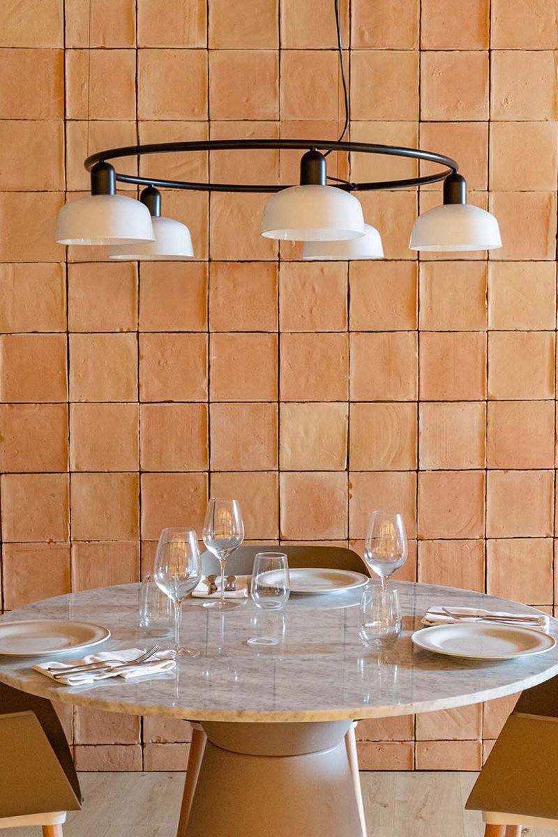 Tatawin Ø90 Blanc suspension De Faro Barcelona - Tatawin est un plafonnier dot&eacute; d'une structure noire et de cinq abat-jour en m&eacute;tal blanc qui diffusent une lumi&egrave;re d'ambiance dirig&eacute;e.